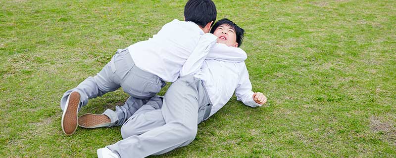 梦见自己看见别人打架什么意思 梦见自己看见别人打架有什么征兆