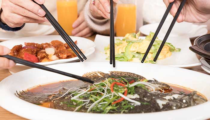 梦见自己吃饭吃得很饱有什么预兆 梦见自己吃饭吃得很饱什么意思